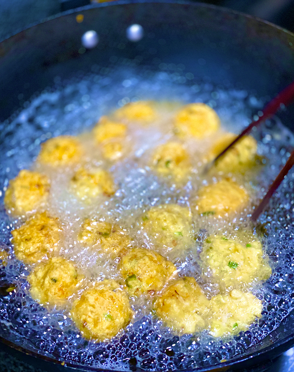 妈妈的炸丸子 赵鹏.png